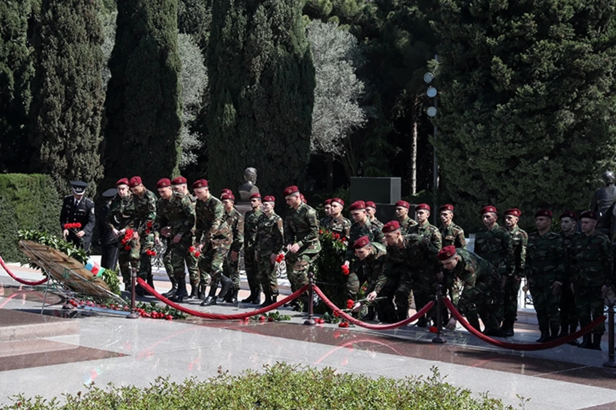 Əsgər Heydər Əliyev babasının məzarını ziyarət etdi – FOTO