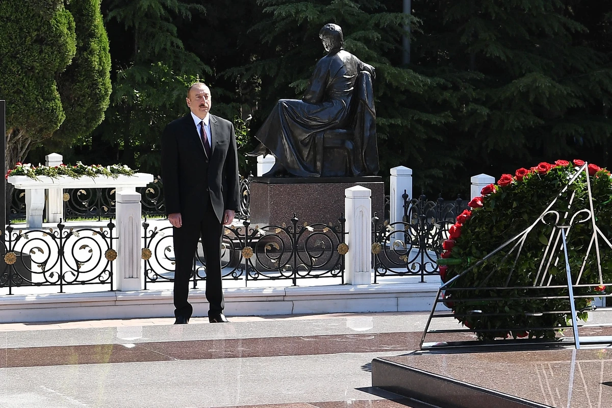 Prezident Fəxri xiyabanda ulu öndər Heydər Əliyevin məzarını ziyarət edib