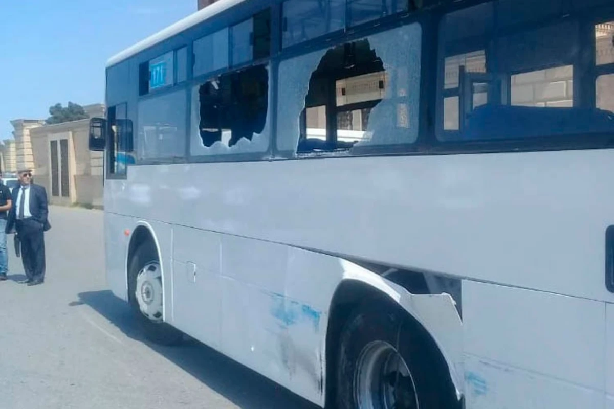 Bakıda sərnişin avtobusu kranla toqquşdu - Xəsarət alanlar var - FOTO