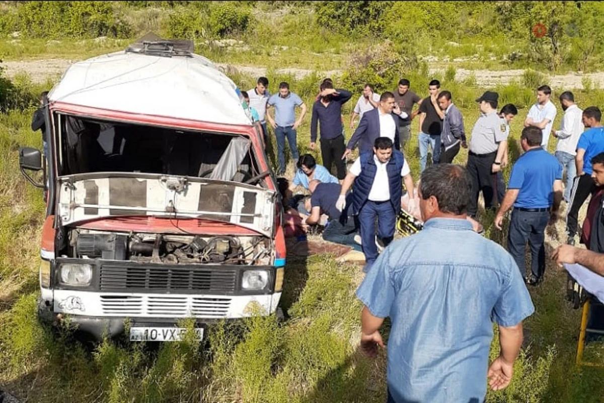 Tələbələrin olduğu mikroavtobus aşdı - 22 yaralı, 2 ölü  - FOTO (YENİLƏNİB)