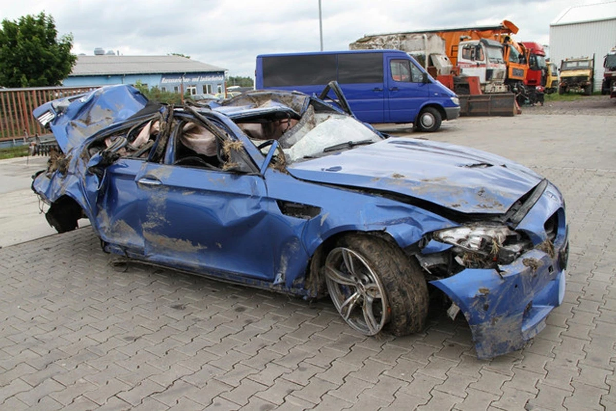 Bakıda BMW KaMAZla toqquşdu - DƏHŞƏTLİ QƏZA (VİDEO)