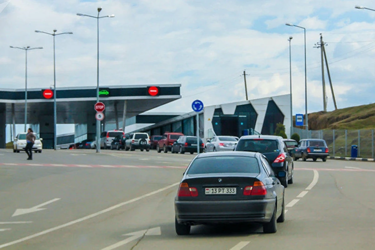 Gürcüstan sərhədçiləri erməniləri aparan avtobusu saxladı