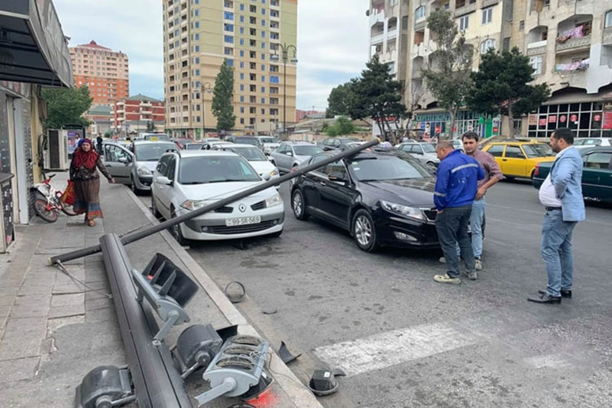 “JEEP” işıqfora çırpıldı: bir neçə maşına ziyan dəyib – FOTO