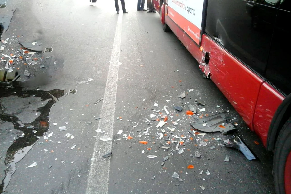 Yük maşını “BakuBus”a çırpıldı - Yaralılar var - VİDEO