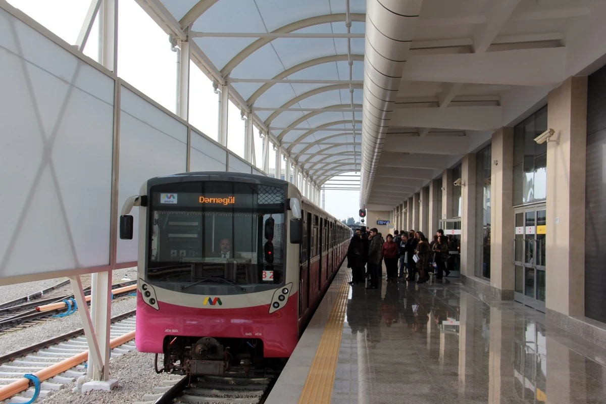 Bakıda qadın qızını  metroda unutdu