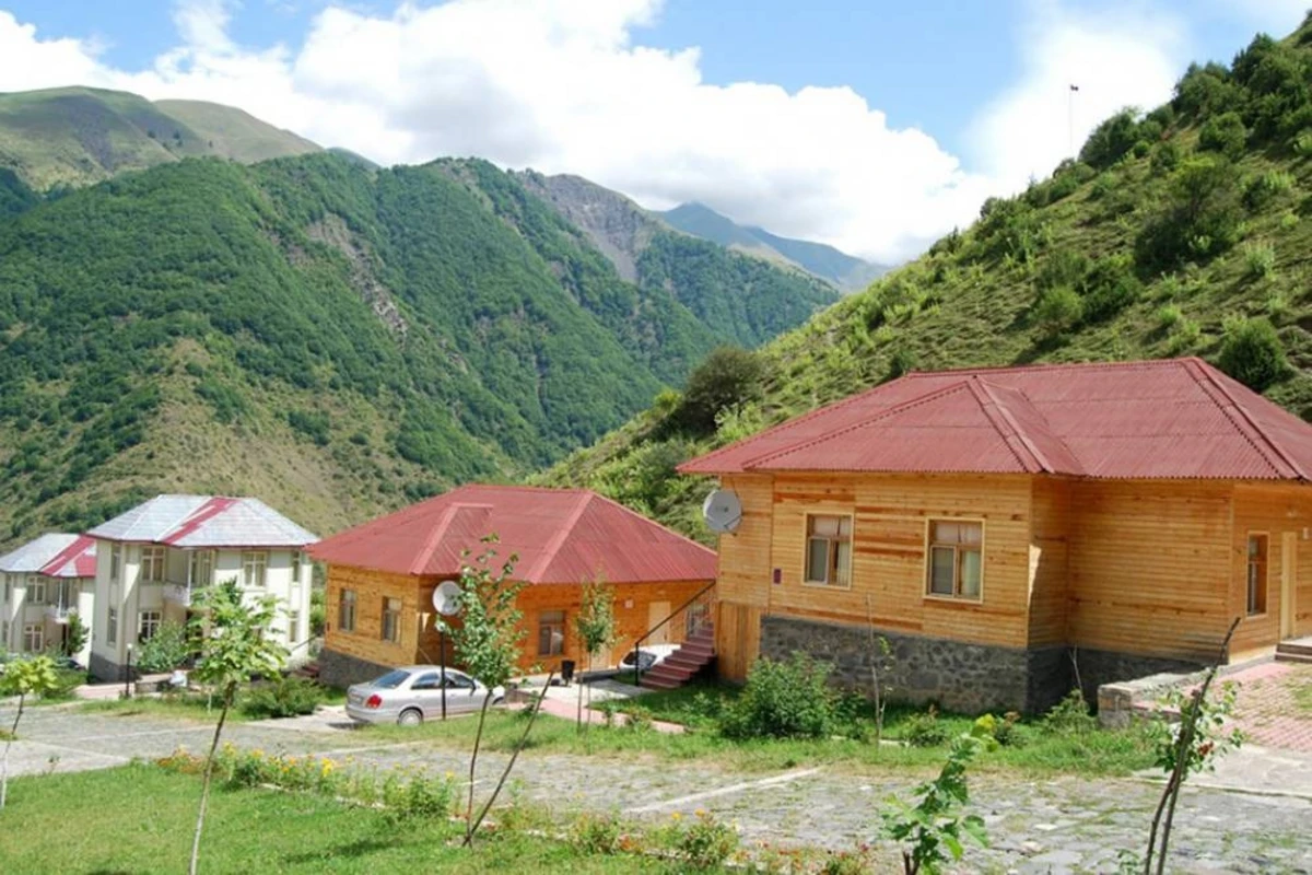 Dostunu ziyarətə gələn turist Şəkidə öldü