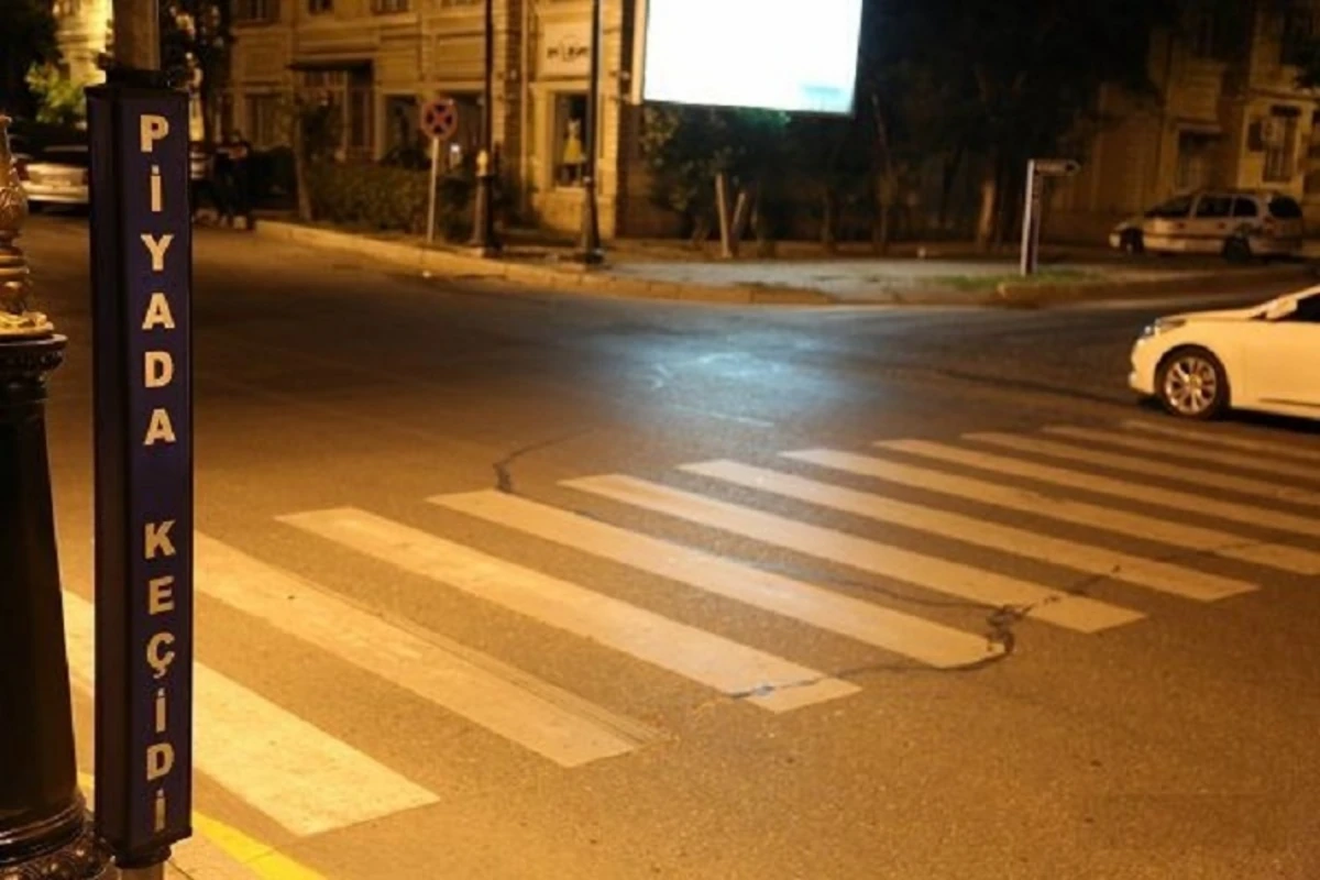 Yolu keçmək istəyən qadını maşın vurdu