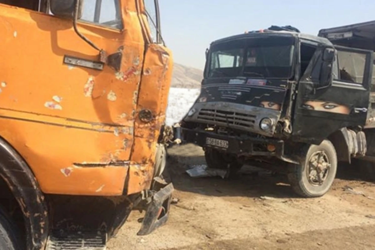 Sabirabadda iki Kamaz toqquşdu - Ölən və yaralanan var