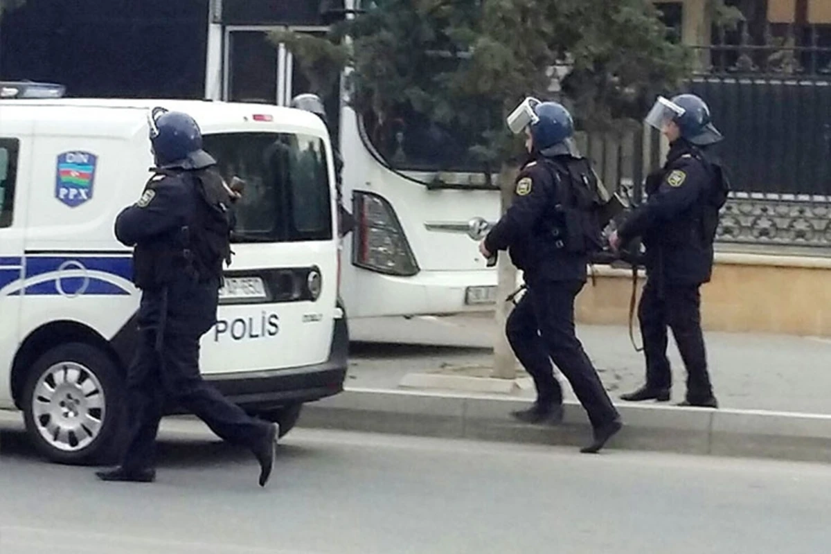 Polis əməliyyat keçirdi - Bir evdən 3 nəfər aparıldı