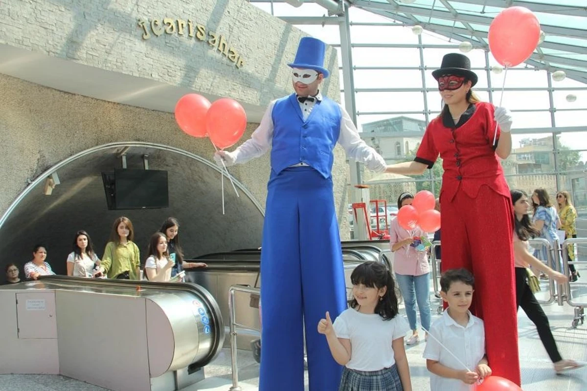 Bakı metrosundan sərnişinlərə sürpriz - FOTO