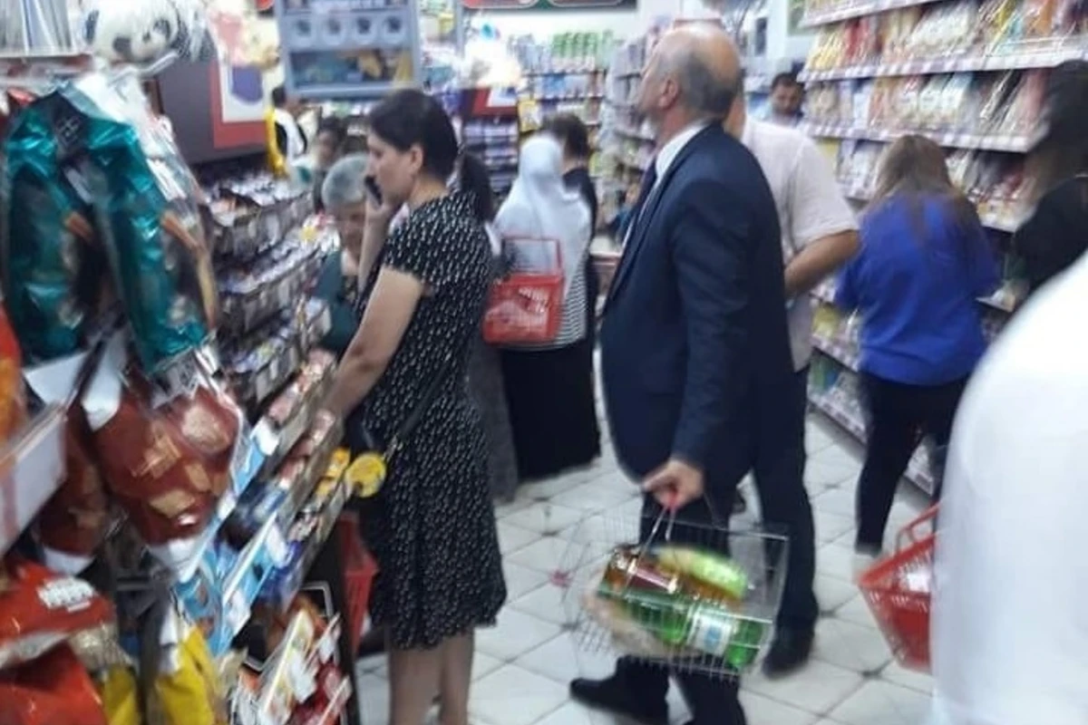 Azərbaycanda icra başçısı marketdə növbəyə durdu - Bu foto rekord qırır