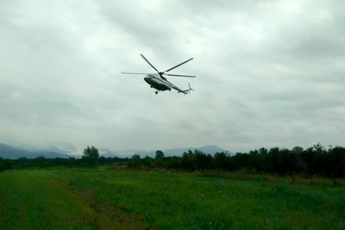 Azərbaycanlı qadın məmur sakinlərlə görüşə helikopterlə gəldi