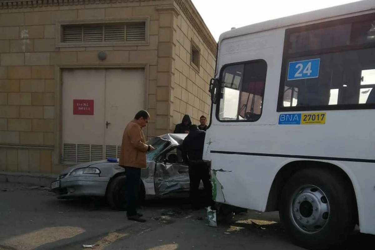 Bakıda sərnişin avtobusu iki avtomobili əzdi - VİDEO