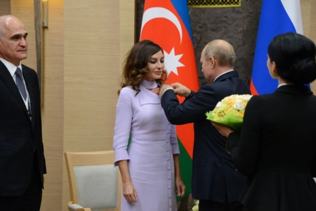 Putin Mehriban Əliyevanı “Dostluq” ordeni ilə təltif edib - FOTO