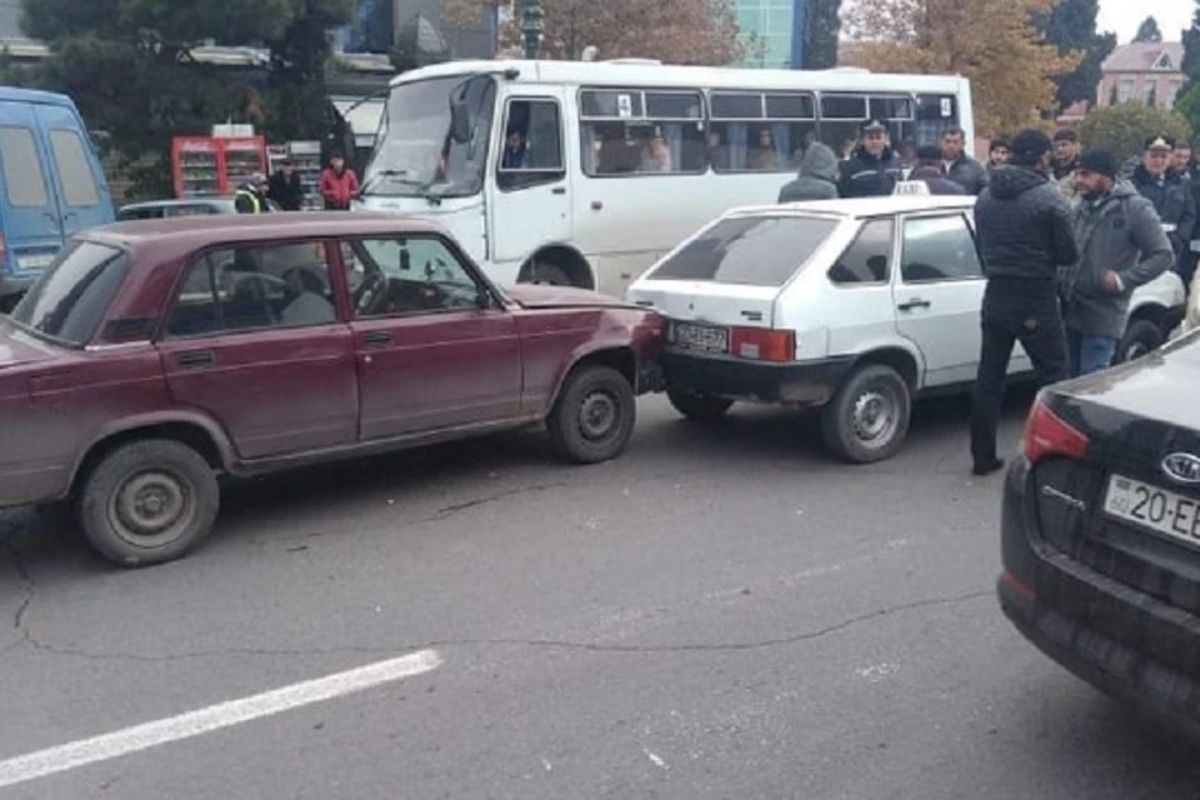 Gəncədə zəncirvari qəza - 4 maşın toqquşdu - FOTO