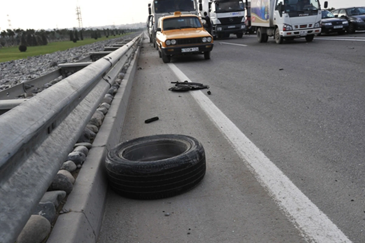 Bakıda “Hyundai” yol kənarına aşıb, ölən var