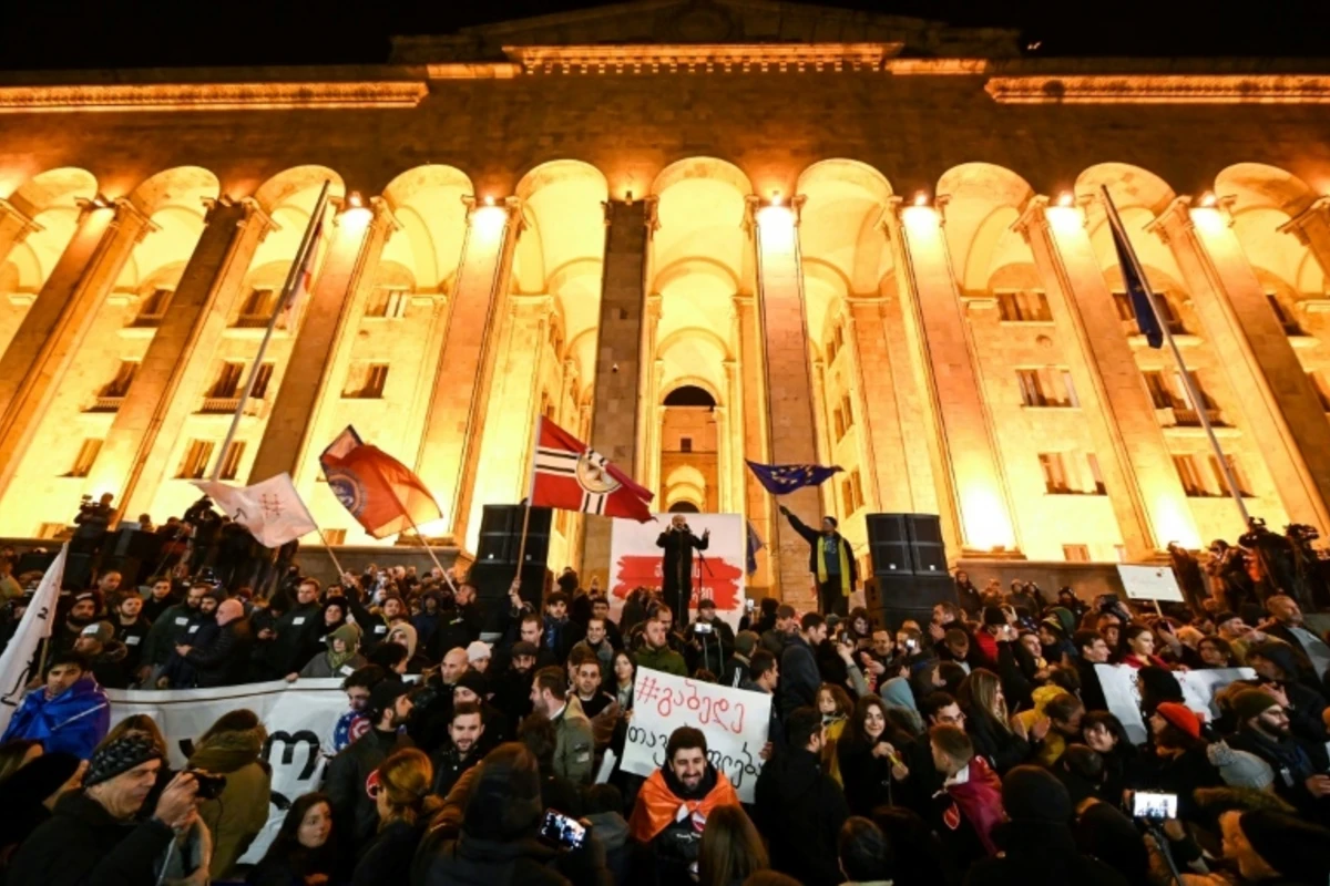 Gürcüstanda parlament binası önündə çaxnaşma - Saxlanılanlar və xəsarət alanlar var - FOTO