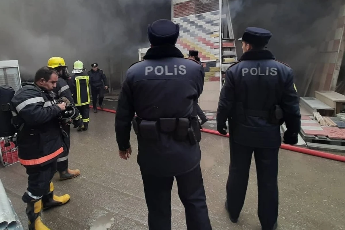 Yanan ticarət mərkəzində oğurluq edənləri polis belə yaxaladı - FOTO