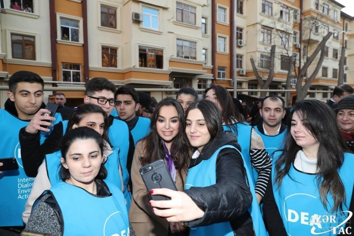 Leyla Əliyeva Binəqədidə abadlaşdırılan həyətin açılışında iştirak edib - FOTO