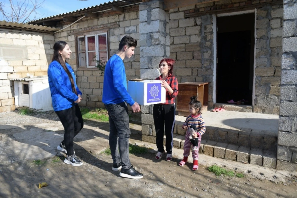 Heydər Əliyev Fondu aztəminatlı ailələrə bayram sovqatı paylayıb - FOTO