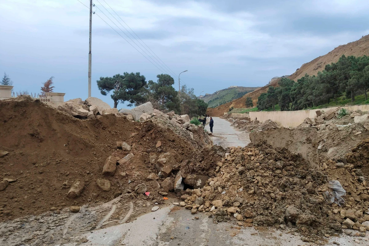 Badamdar şossesində yenidən torpaq sürüşməsi baş verib - FOTO