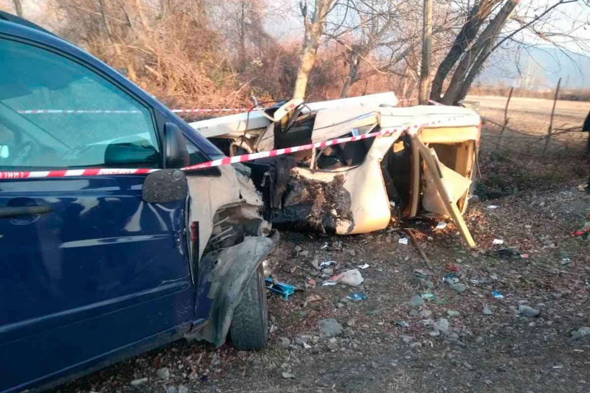 Mikroavtobusla minik avtomobili toqquşub, ölən var - FOTO