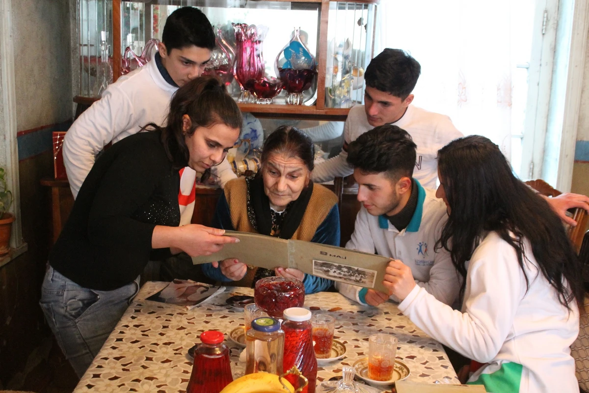 Bərdə gəncləri “Könüllü qonaq” təşəbbüsü çərçivəsində növbəti ailəyə baş çəkiblər - FOTO