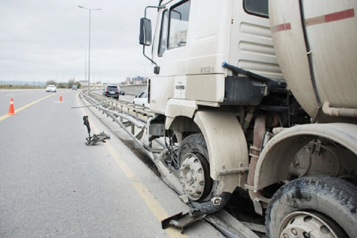 “Shachman” beton plitəyə çırpıldı, sürücü ölümdən döndü