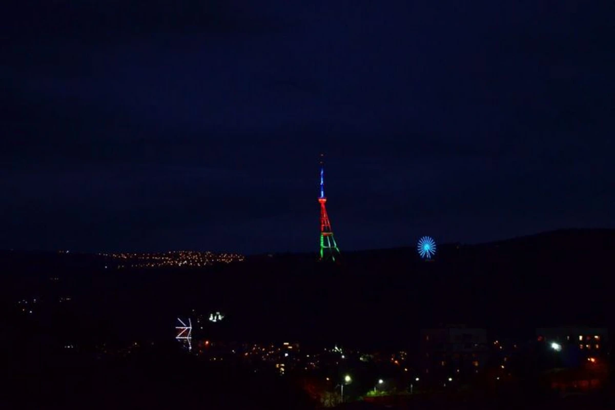 Tbilisidə teleqüllə Azərbaycan bayrağının rəngləri ilə işıqlandırılıb - FOTO