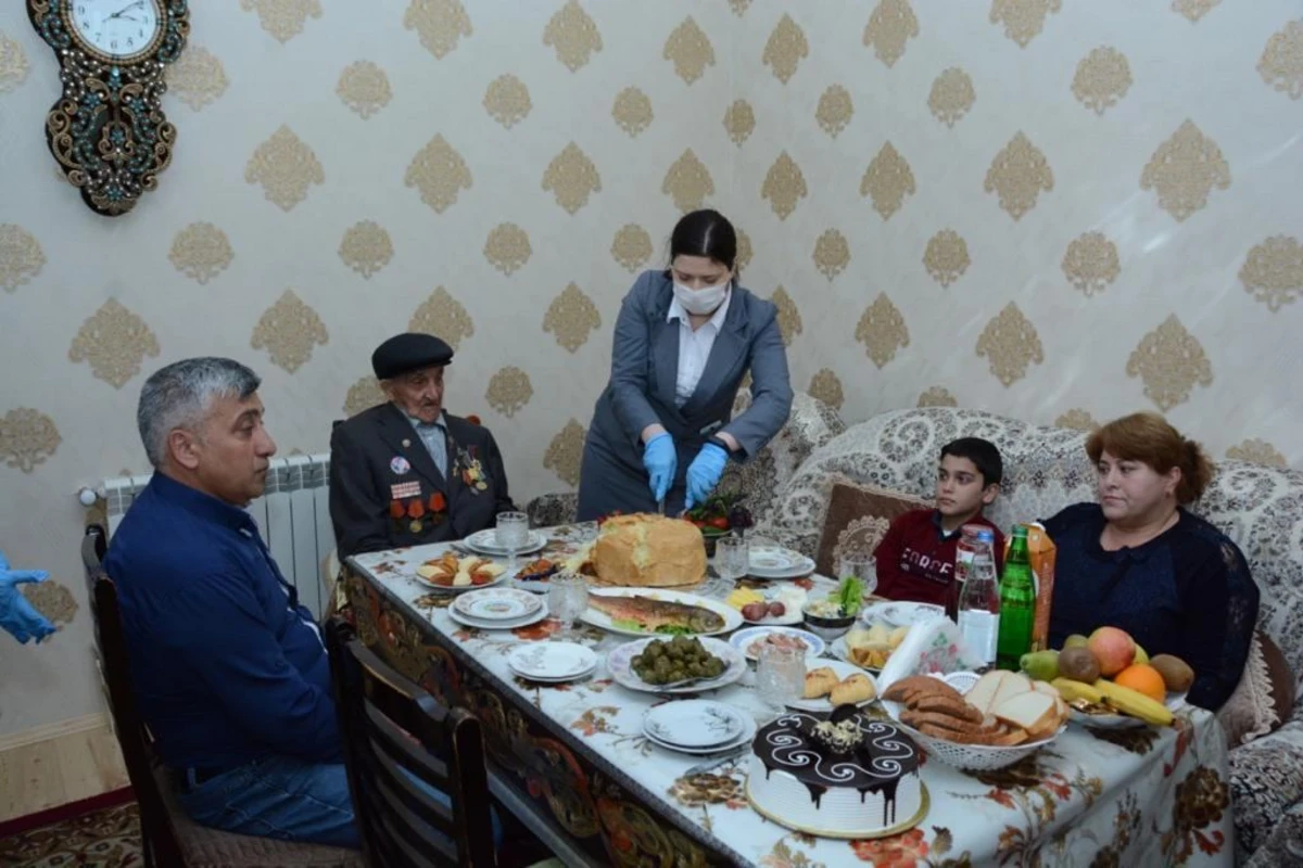 Heydər Əliyev Fondu Böyük Vətən Müharibəsi veteranlarını evlərində təbrik edib - FOTO