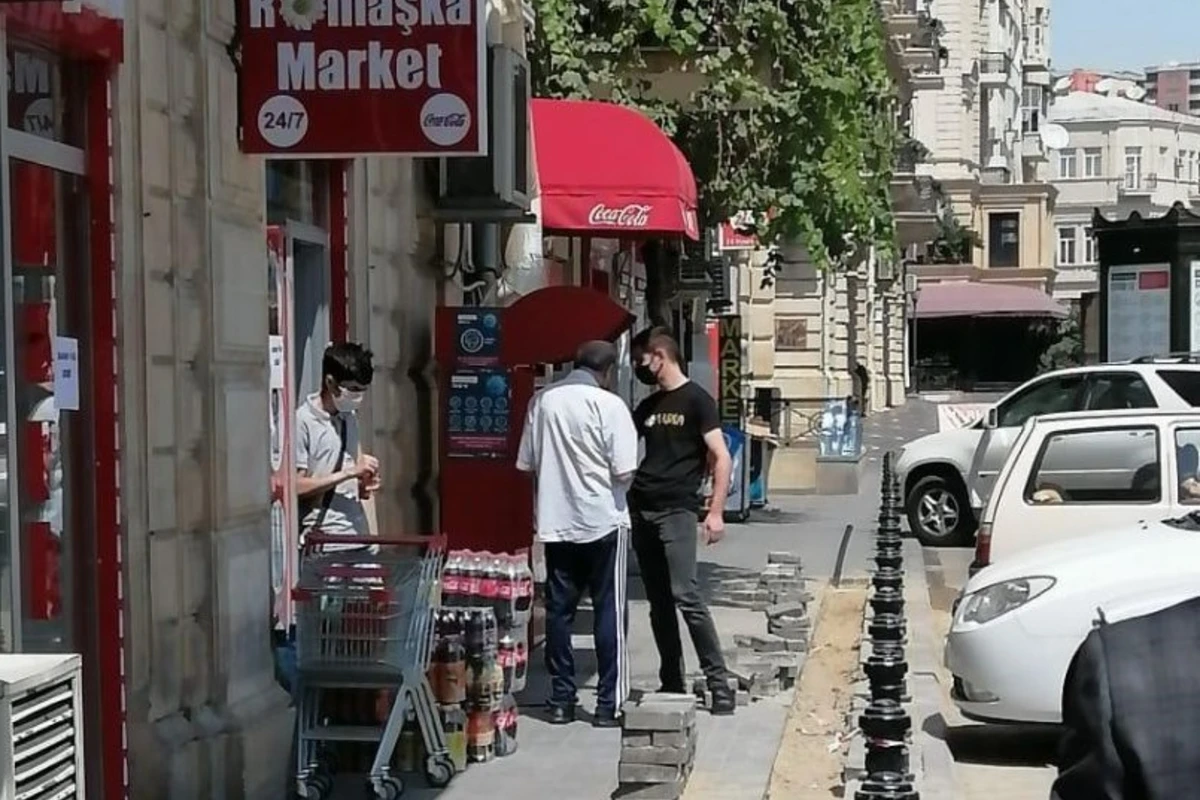 Bakıda polis koronavirusa yoluxan şəxsi mağazada tutdu - VİDEO