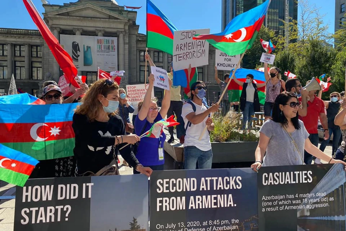 Kanadada azərbaycanlıların erməni təxribatına etiraz yürüşündə ermənilər təxribata əl atdı - FOTO