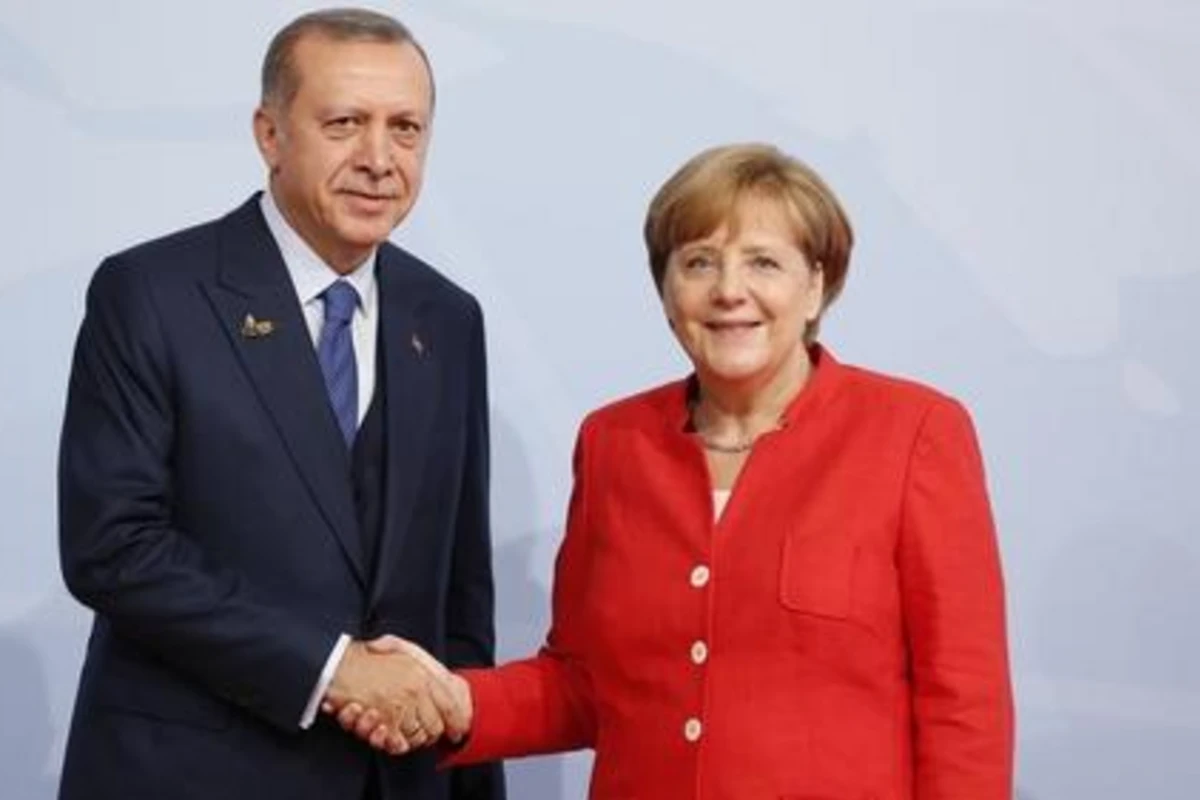 Ərdoğanla Merkel arasında telefon danışığı olub