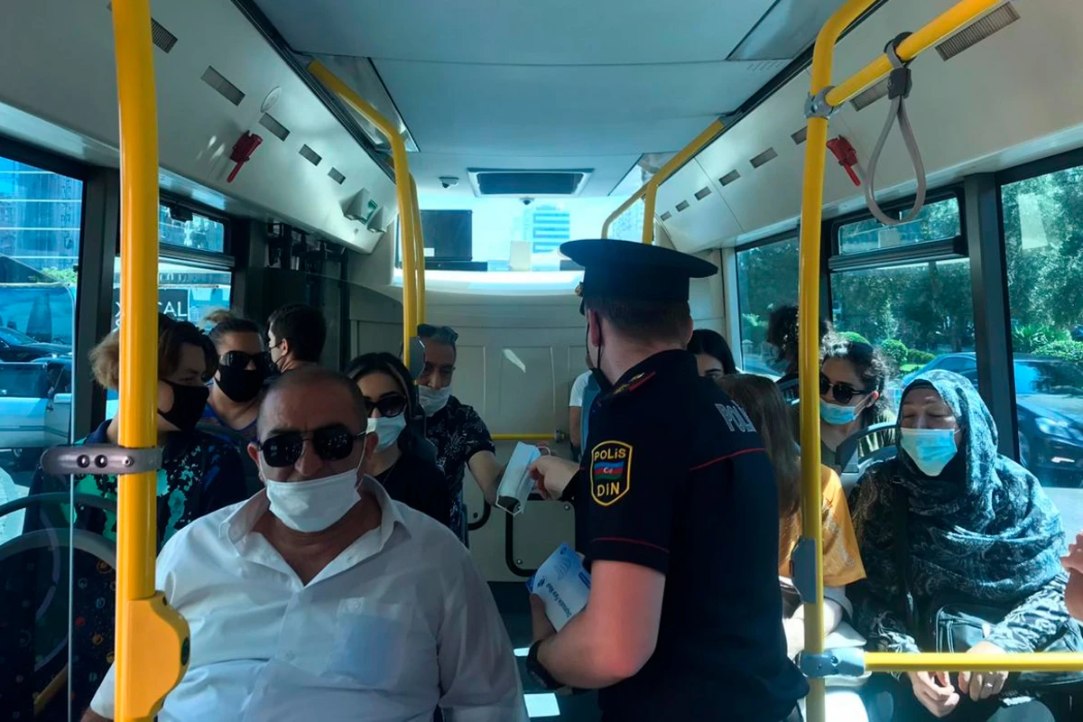 Bakı polisi maskalarla bağlı hərəkətə keçdi - FOTO