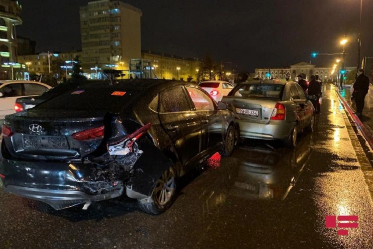 Bakıda Niva sürücüsü qəza törətdi - 4 avtomobil əzildi - FOTO