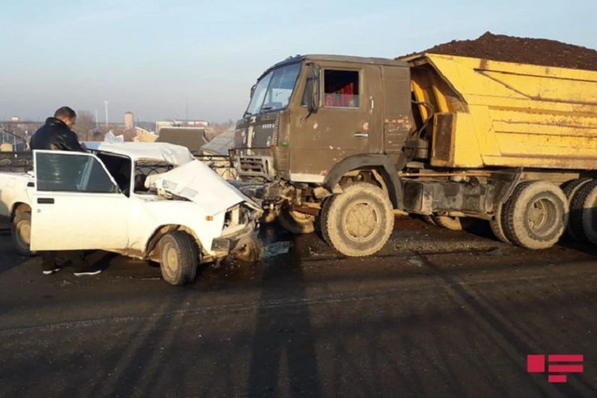 “KAMAZ”la VAZ-2107 toqquşub, 2 nəfər hadisə yerində ölüb - FOTO