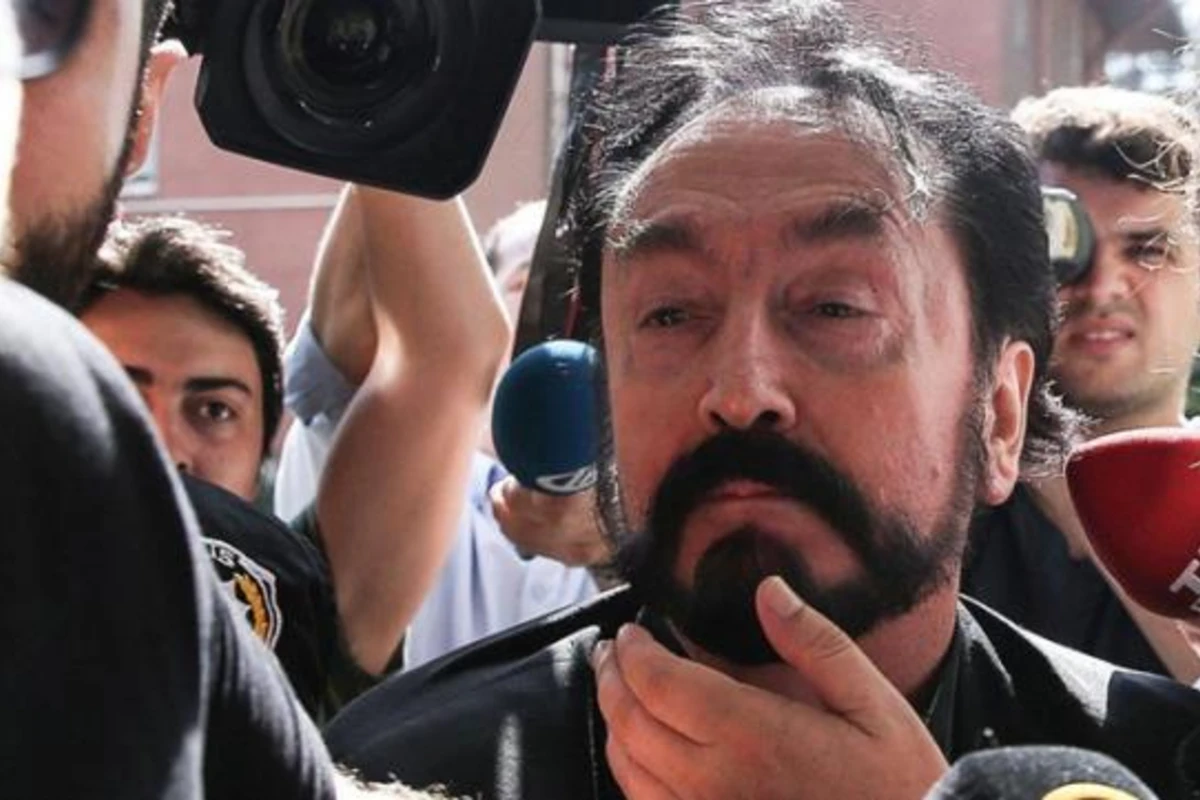 1075 il həbs cəzası alan Adnan Oktar həbsxanaya aparılarkən ağladı - FOTO