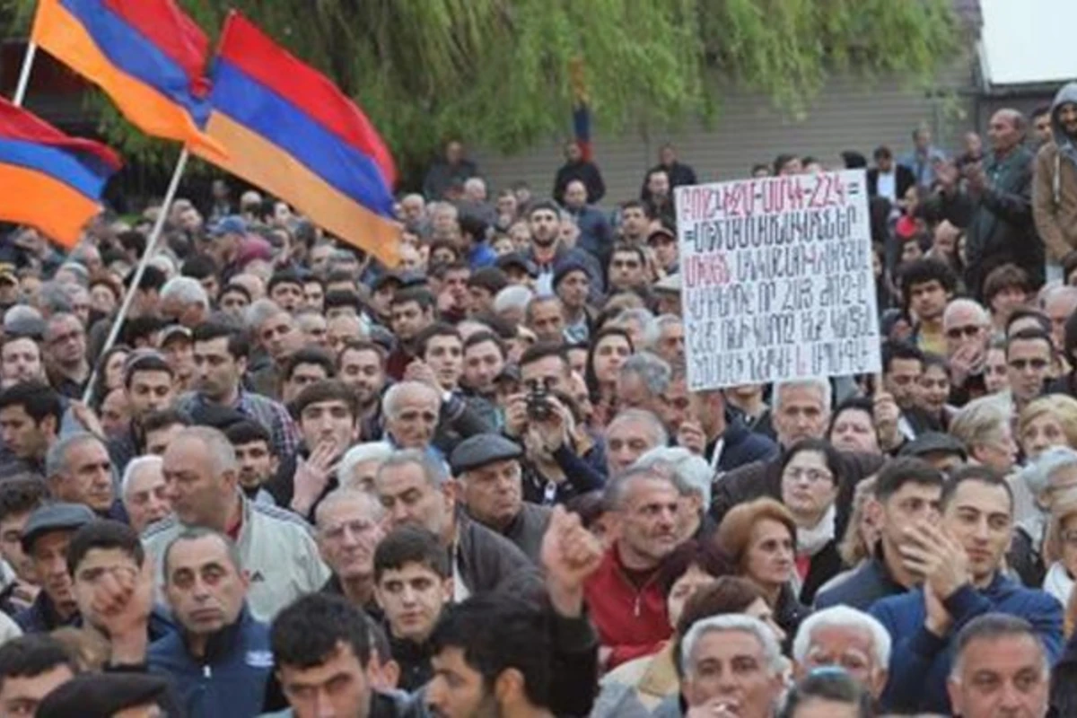 Ermənistanda Paşinyanın istefası tələbi ilə mitinq keçirilir