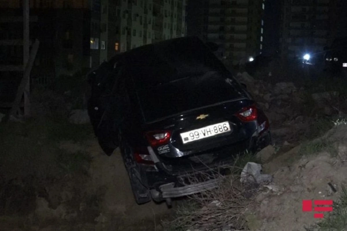 Bakıda gözlənilməz hadisə - silahlı insident, maşın dərədən aşağı aşdı - FOTO