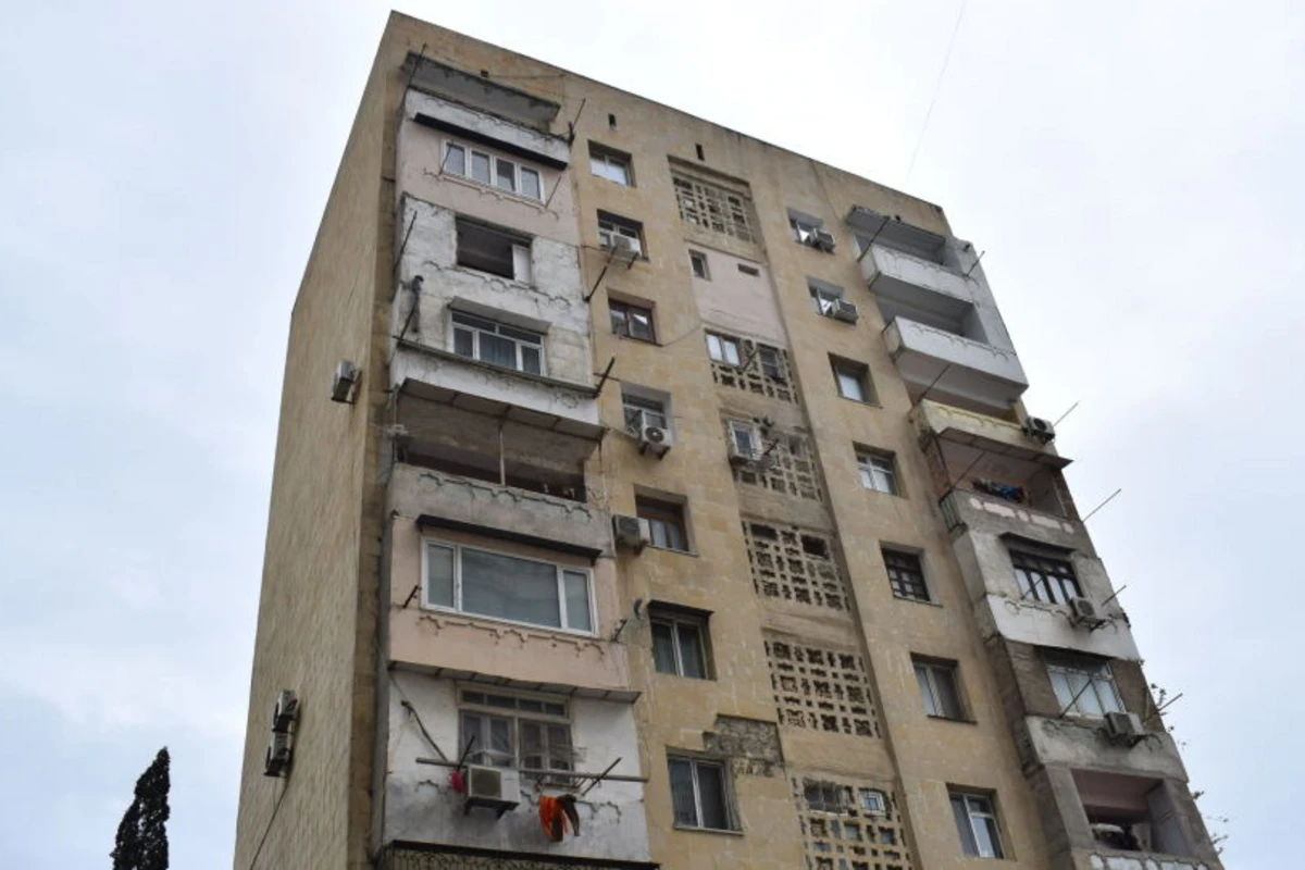 Bakıda göydən daş yağır: Aqlaylı binalar ölüm saçır - FOTO