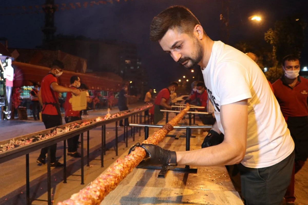 Karantinin bitməsi münasibəti ilə 35 metr uzunluğunda kabab hazırladı - VİDEO