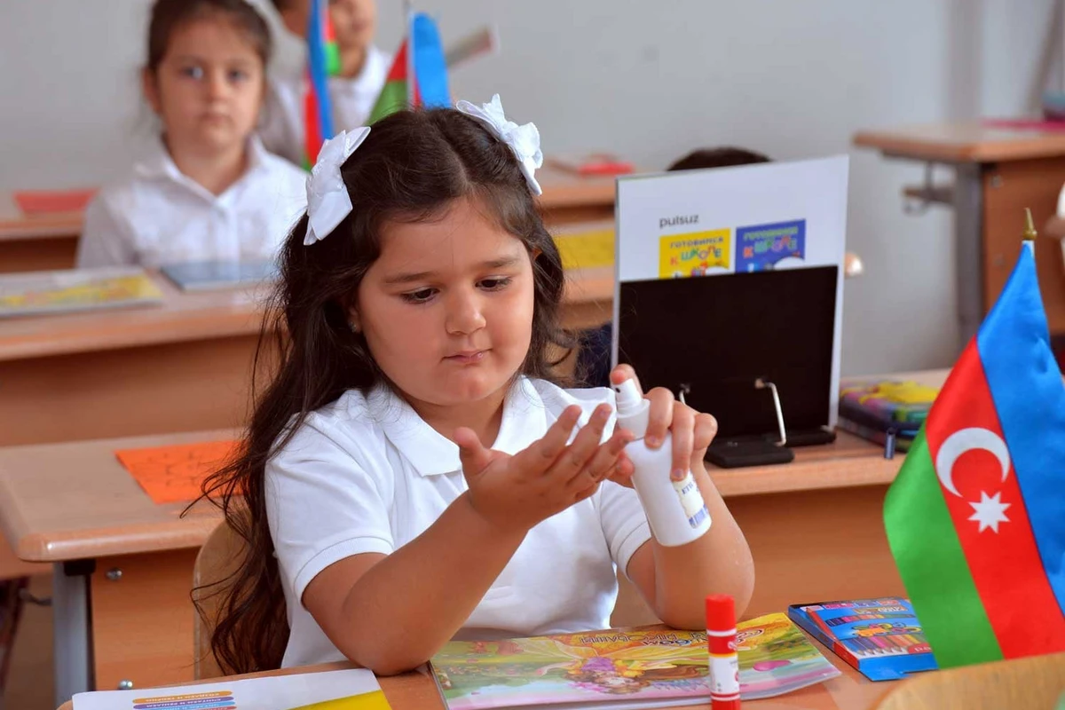 Azərbaycanda şagirdlər üçün yeni geyim formaları - FOTO