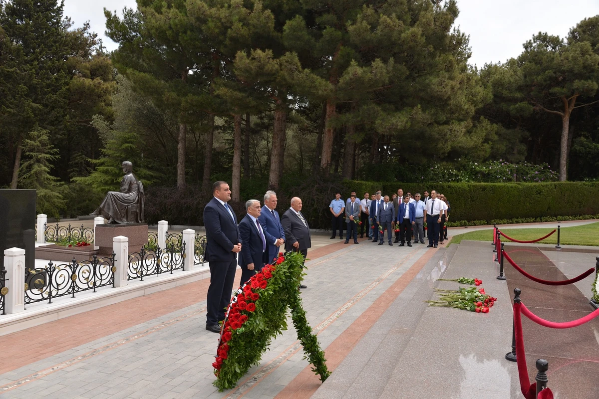 “Azpetrol” şirkəti ad günü münasibəti ilə Umummilli lider Heydər Əliyevin məzarını ziyarət edib