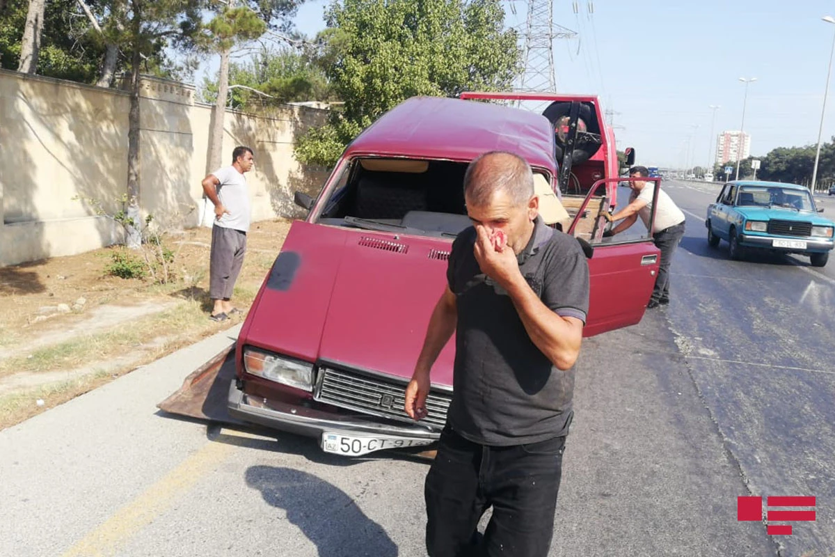 Sükan arxasında yuxulayan sürücü avtomobili yol nişanına çırpıb - FOTO 