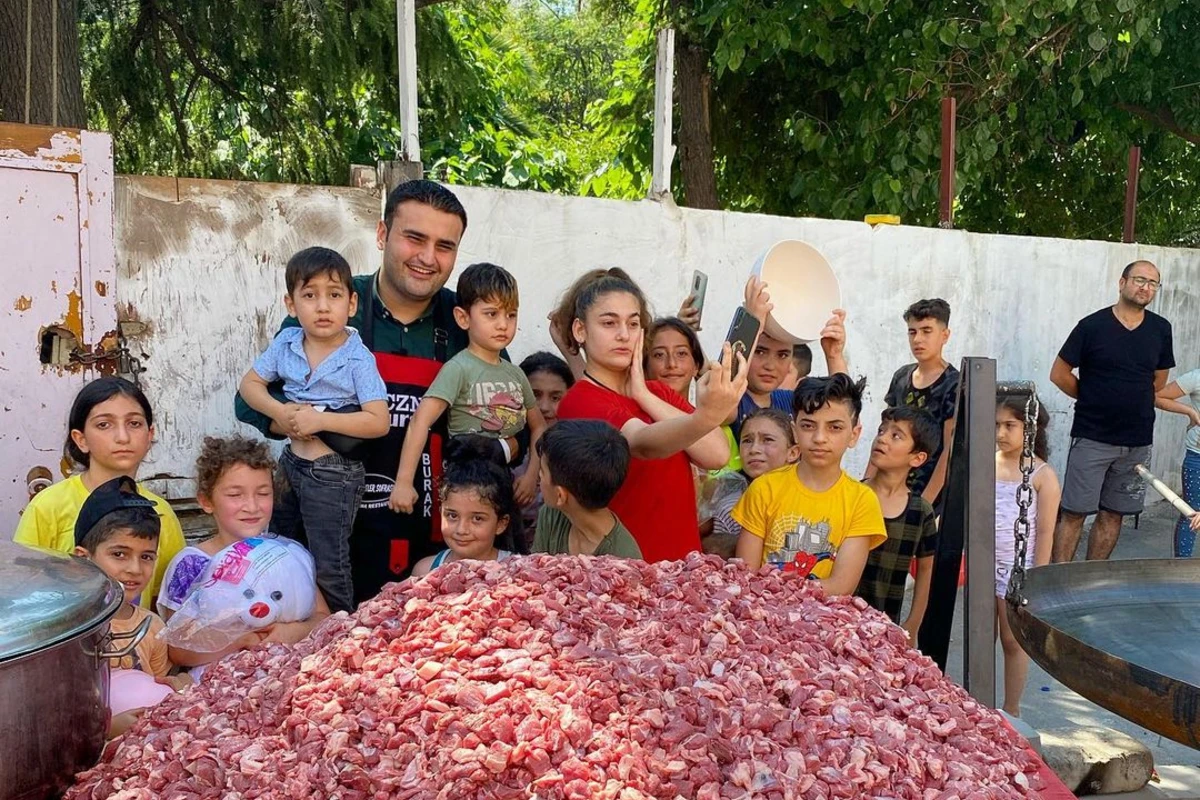 Məşhur aşpaz küçədə nəhəng tavada ət qovurması bişirdi - VİDEO