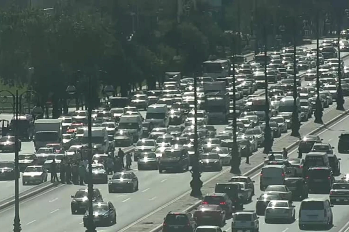 Bakıda yol qəzası sıxlığa səbəb olub - FOTO