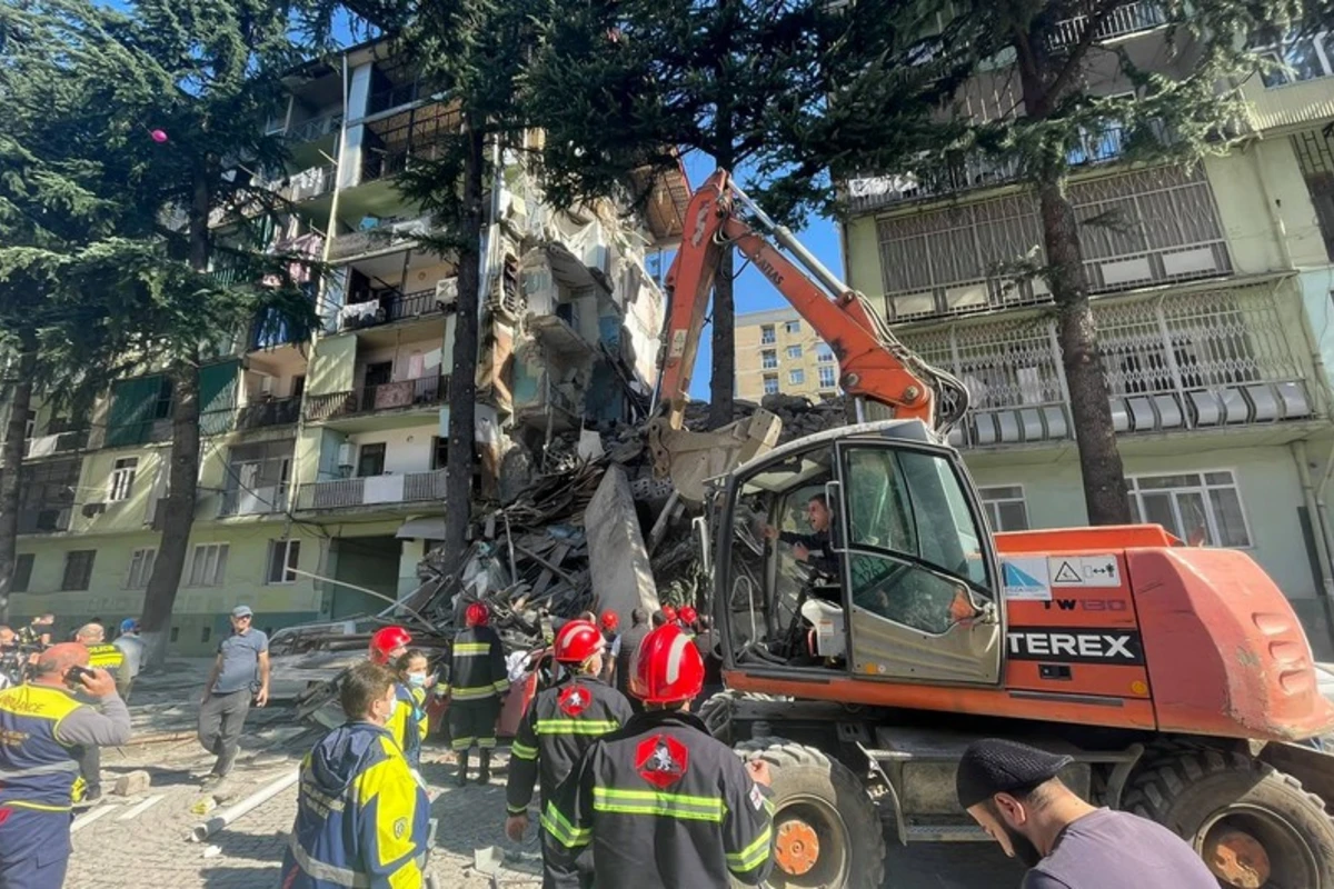 Batumi şəhərində binanın uçması nəticəsində ölənlərin sayı artıb – YENİLƏNİB-2, ANBAAN VİDEO