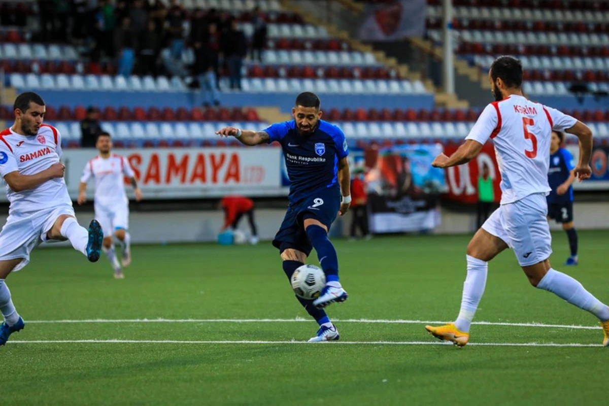 Sabahın hücumçusu Qarabağın qolkiperini vurduğu üçün meydandan qovuldu