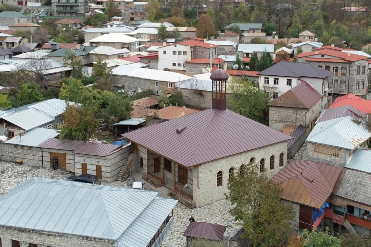 Prezident və birinci xanım Lahıcda məsciddəki bərpa-təmir işləri ilə tanış olublar - YENİLƏNİB - FOTO