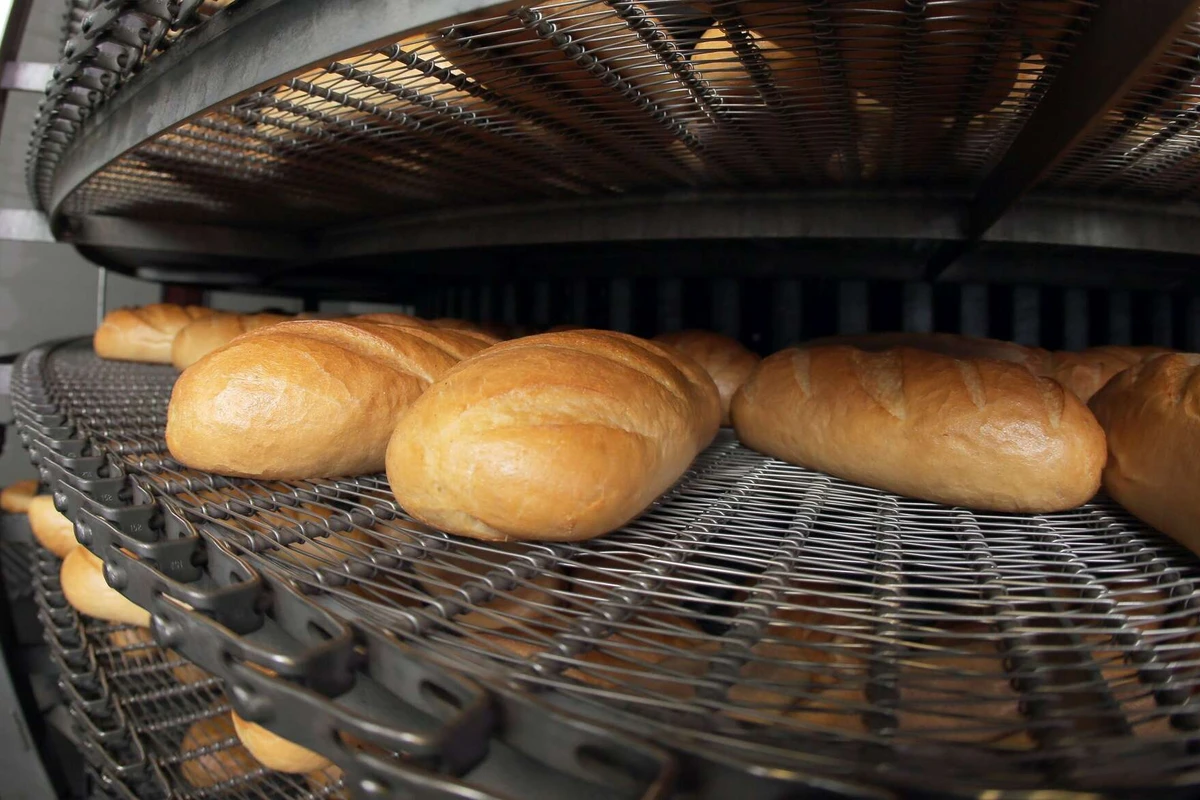 Испекет хлеб к двухтысячному году стая. Красивый хлеб. Хлеб. Черный и белый хлеб. Трепетное отношение к хлебу.